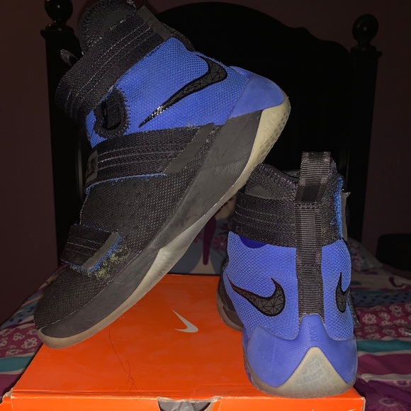 Worn Lebron Soldier 10 sneakers size 6 Youth - Picture 3 of 5